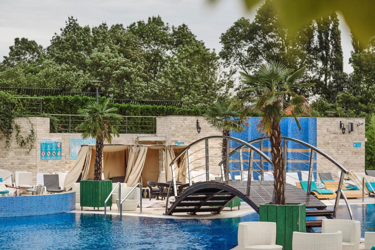 A Hoteli - Hotel Izvor Arandjelovac Exterior photo The swimming pool at the hotel